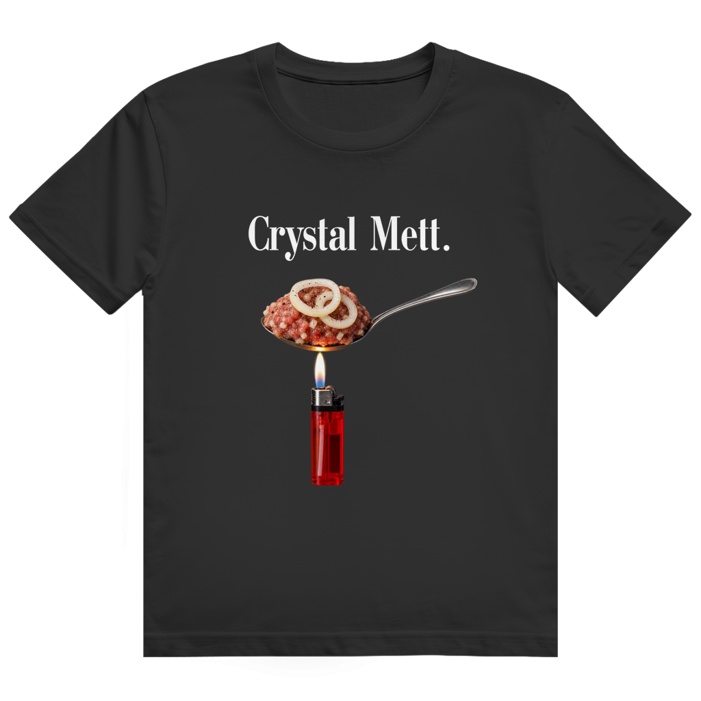 Weißes T-Shirt mit Aufdruck eines Löffels mit Mett und Zwiebelringen über einem Feuerzeug und Schriftzug 'Crystal Mett.'