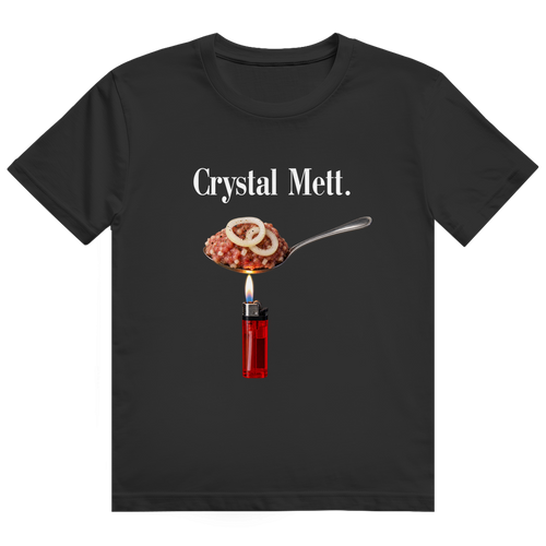 Weißes T-Shirt mit Aufdruck eines Löffels mit Mett und Zwiebelringen über einem Feuerzeug und Schriftzug 'Crystal Mett.'