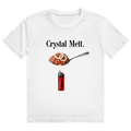 Schwarzes T-Shirt mit Aufdruck eines Löffels mit Mett und Zwiebelringen über einem Feuerzeug und Schriftzug 'Crystal Mett.'