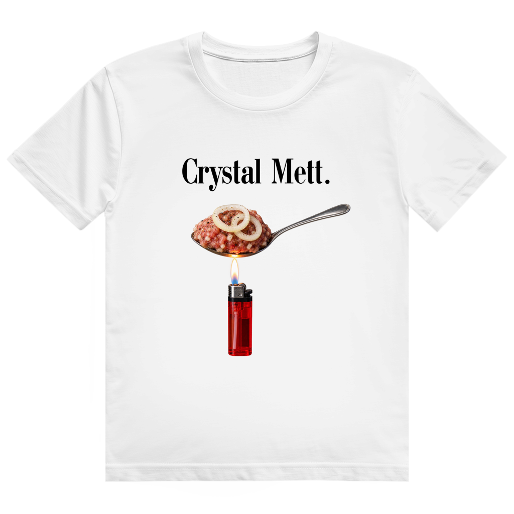 Schwarzes T-Shirt mit Aufdruck eines Löffels mit Mett und Zwiebelringen über einem Feuerzeug und Schriftzug 'Crystal Mett.'