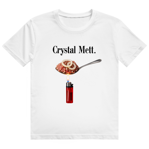 Schwarzes T-Shirt mit Aufdruck eines Löffels mit Mett und Zwiebelringen über einem Feuerzeug und Schriftzug 'Crystal Mett.'