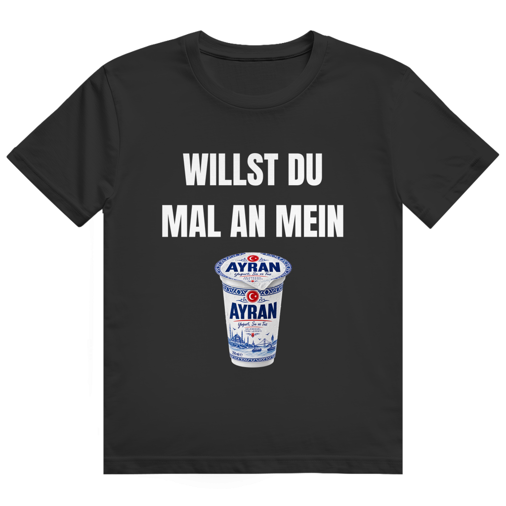 Weißes T-Shirt mit farbenfrohem AYRAN-Becher Motiv und Aufdruck 'WILLST DU MAL AN MEIN AYRAN'