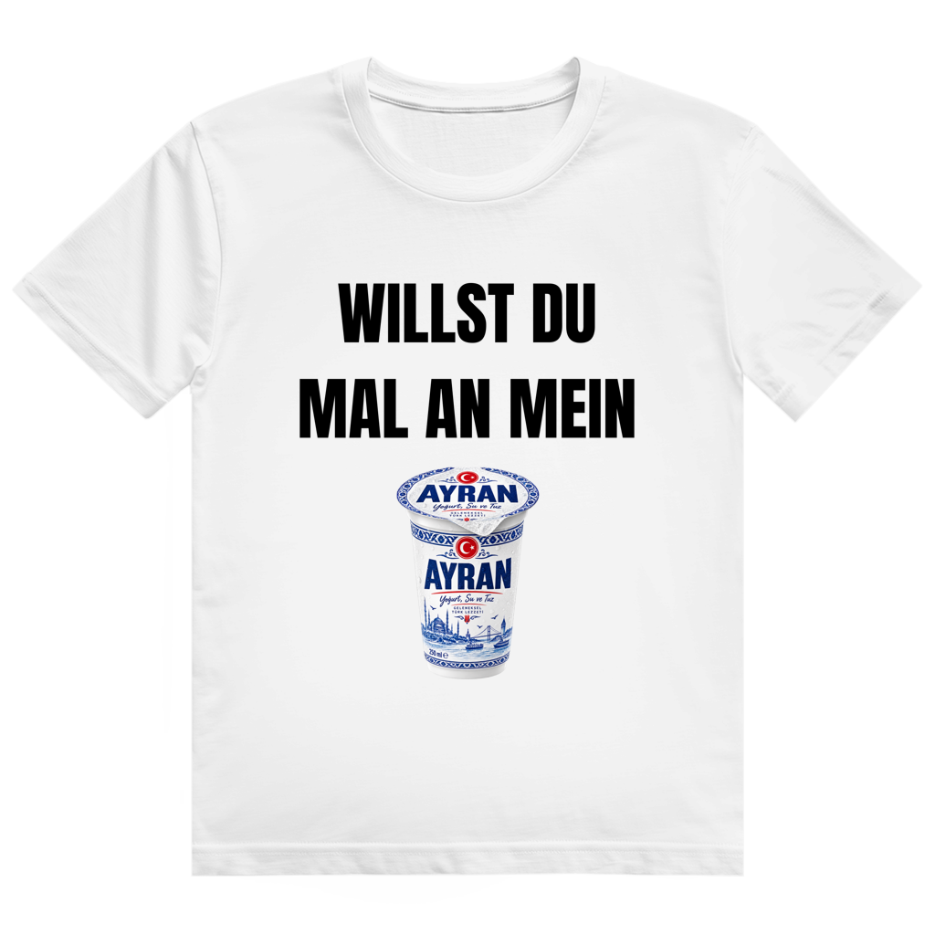 Schwarzes T-Shirt mit farbenfrohem AYRAN-Becher Motiv und Aufdruck 'WILLST DU MAL AN MEIN AYRAN'