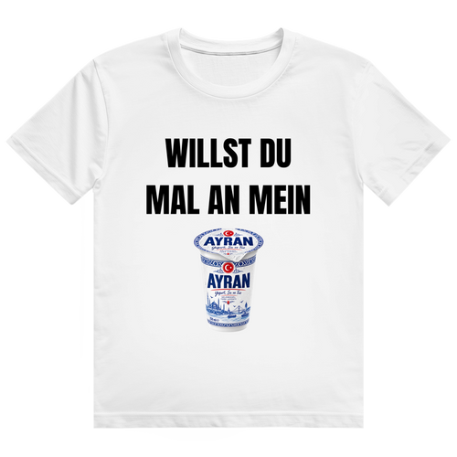 Schwarzes T-Shirt mit farbenfrohem AYRAN-Becher Motiv und Aufdruck 'WILLST DU MAL AN MEIN AYRAN'