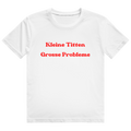 Weißes T-Shirt mit rotem Aufdruck 'Kleine Titel, Große Probleme'